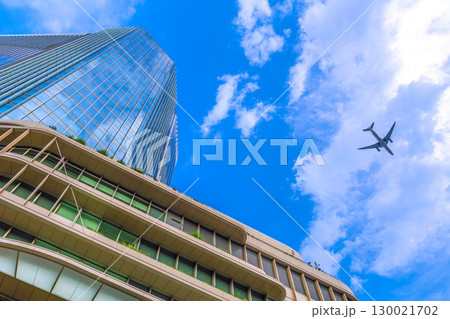 日本の東京都市景観 航空機通過…猛烈な暑さ、発達した雲が高輪ゲートウェイシティ上空に…＝8月21日 130021702
