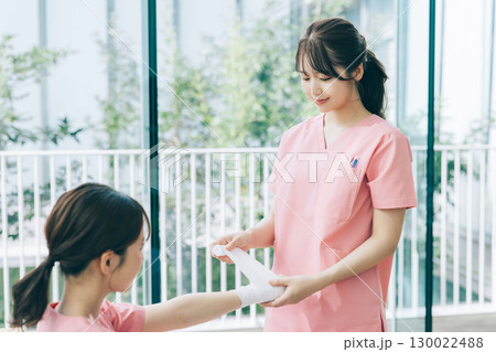 包帯を巻く女性看護師 130022488