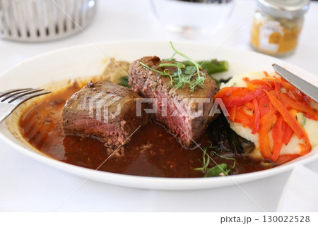 海外旅行ビジネスクラス　機内食（ステーキ） 130022528