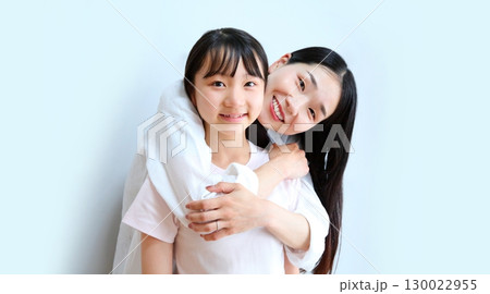 仲良しなママと娘の親子イメージ 仲良しなママと娘の親子イメージ 130022955