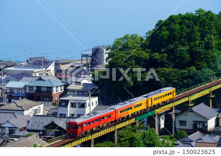 青い海とオレンジの車体・伊予灘を走る観光列車「伊予灘ものがたり」 130023625
