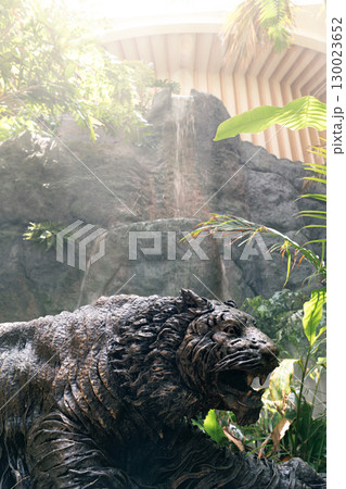 光差し込む森にたたずむライオン 光差し込む森にたたずむライオン 130023652