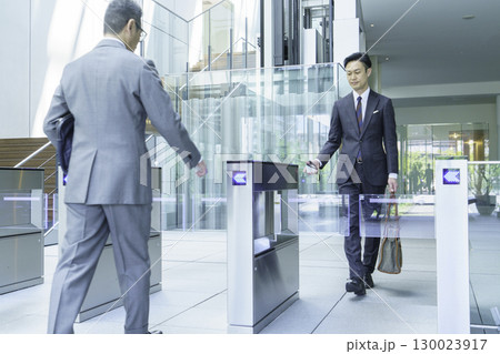 オフィスのエントランスを歩くスーツを着たビジネスマン　撮影協力:スカパー東京メディアセンター 130023917