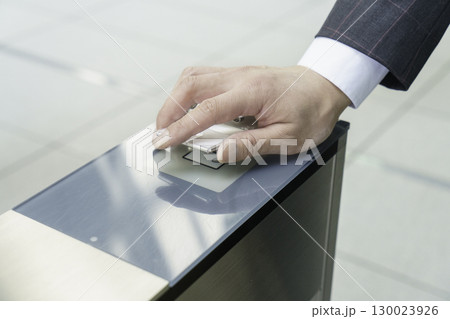 オフィスのエントランスのゲートにカードキーをタッチする手元　撮影協力:スカパー東京メディアセンター 130023926