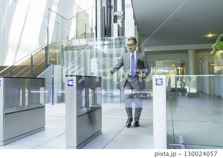 オフィスのエントランスを歩くスーツを着たビジネスマン 撮影協力:スカパー東京メディアセンター オフィスのエントランスを歩くスーツを着たビジネスマン 撮影協力:スカパー東京メディアセンター 130024057