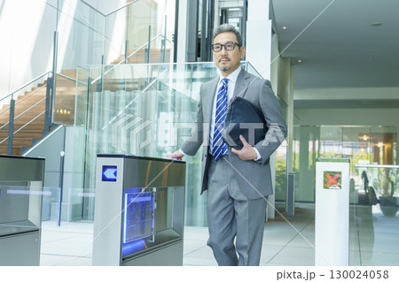 オフィスのエントランスを歩くスーツを着たビジネスマン　撮影協力:スカパー東京メディアセンター 130024058