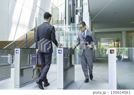 オフィスのエントランスを歩くスーツを着たビジネスマン　撮影協力:スカパー東京メディアセンター 130024061