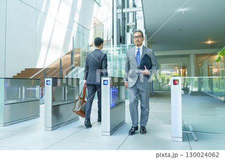 オフィスのエントランスを歩くスーツを着たビジネスマン 撮影協力:スカパー東京メディアセンター オフィスのエントランスを歩くスーツを着たビジネスマン 撮影協力:スカパー東京メディアセンター 130024062