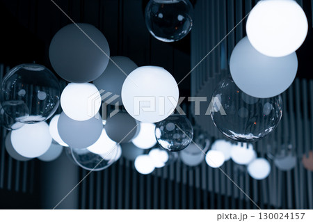 綺麗に光る電球 130024157