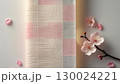 チェック柄の和紙と桜 130024221