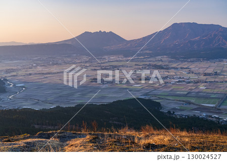《熊本県》阿蘇大観峰の眺望・阿蘇谷の夜明け 130024527