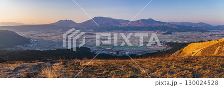 《熊本県》阿蘇大観峰の眺望・阿蘇谷の夜明け 130024528