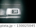 白黒の影が写る外壁 130025045