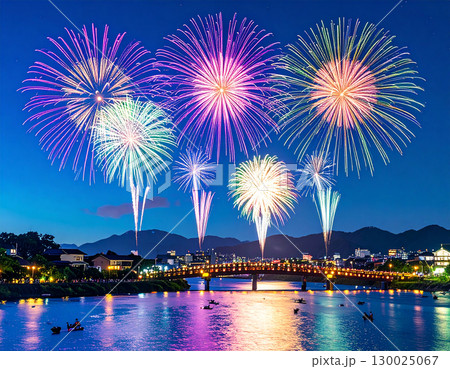 夏の夜空を彩る七色の大輪の花火が美しい日本の祭りの風景 130025067