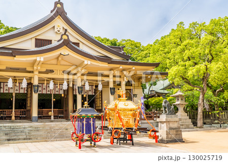 大楠公を祀る湊川神社(楠公さん)楠社 拝殿と神輿 神戸市中央区多聞通 大楠公を祀る湊川神社(楠公さん)楠社 拝殿と神輿 神戸市中央区多聞通 130025719