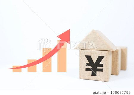 家と円マークと上昇グラフで示す住宅ローン金利上昇 家と円マークと上昇グラフで示す住宅ローン金利上昇 130025795
