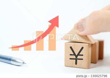 家と円マークと上昇グラフで示す住宅ローン金利上昇 家と円マークと上昇グラフで示す住宅ローン金利上昇 130025796