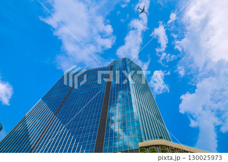 日本の東京都市景観 航空機通過…猛烈な暑さ、発達した雲が高輪ゲートウェイシティ上空に…=8月21日 日本の東京都市景観 航空機通過…猛烈な暑さ、発達した雲が高輪ゲートウェイシティ上空に…=8月21日 130025973