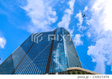 日本の東京都市景観 航空機通過…猛烈な暑さ、発達した雲が高輪ゲートウェイシティ上空に…=8月21日 日本の東京都市景観 航空機通過…猛烈な暑さ、発達した雲が高輪ゲートウェイシティ上空に…=8月21日 130025976