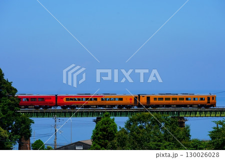 伊予灘を背に走る観光列車伊予灘ものがたり 伊予灘を背に走る観光列車伊予灘ものがたり 130026028