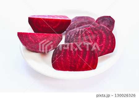 皮を剥いて切ったビーツ 130026326