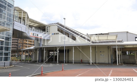 JR東海道線、琵琶湖線の野洲駅北口 JR東海道線、琵琶湖線の野洲駅北口 130026401