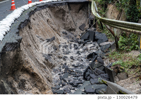 大雨の被害でアスファルトの道路が崩れている 路肩崩壊の素材写真 大雨の被害でアスファルトの道路が崩れている 路肩崩壊の素材写真 130026479