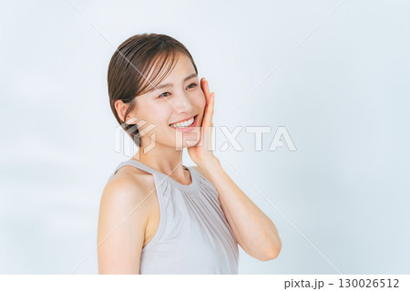 ショートヘア女性の美容イメージ 130026512