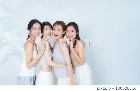 ナチュラルメイクのミドル女性グループの美容イメージ ナチュラルメイクのミドル女性グループの美容イメージ 130026516