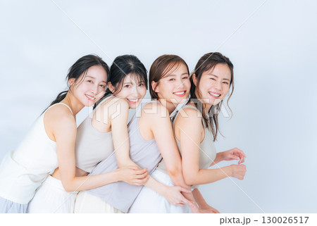 ナチュラルメイクのミドル女性グループの美容イメージ 130026517