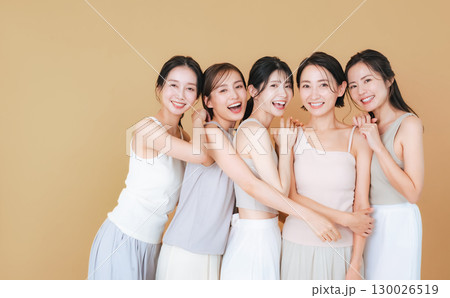 ナチュラルカラーの衣装を着たミドル女性グループの美容イメージ　スキンケア　コスメ 130026519