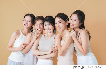 ナチュラルカラーの衣装を着たミドル女性グループの美容イメージ　スキンケア　コスメ 130026520
