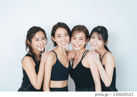 ミドル女性グループの美容イメージ　スキンケア　コスメ 130026525