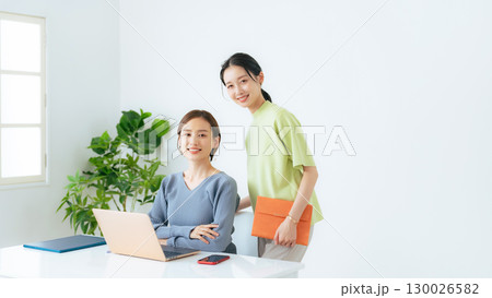 職場に立つ女性グループ 130026582