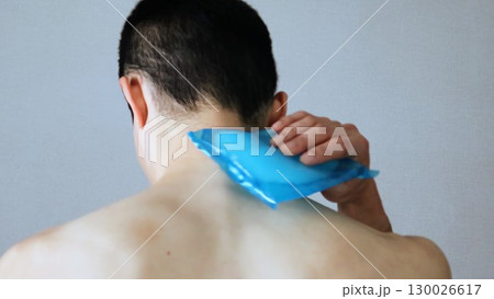 保冷剤で身体を冷やす人物の後ろ姿 保冷剤で身体を冷やす人物の後ろ姿 130026617