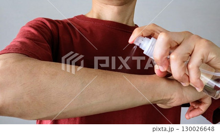 霧吹きで腕に水をかける人物 霧吹きで腕に水をかける人物 130026648