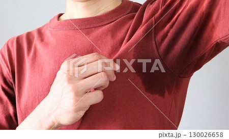 脇の下に汗をかいた人物 130026658