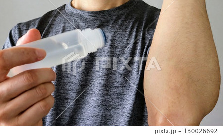 腕に湿布を塗る人物 130026692