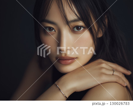 暗背景に映える美肌の日本人女性ポートレートとミニマルジュエリー（美容 写真集 ファッション）クールな 130026783