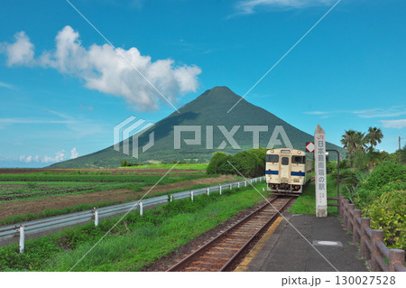 JR日本最南端の駅「西大山駅」に入線する列車 130027528