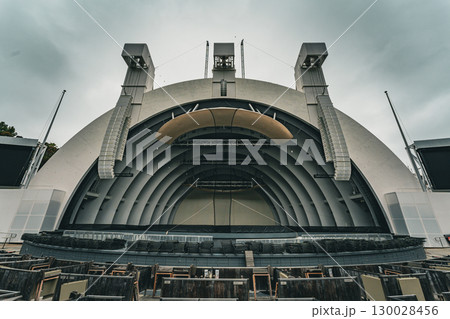 アメリカ　ロサンゼルスの野外音楽堂のハリウッドボウル 130028456