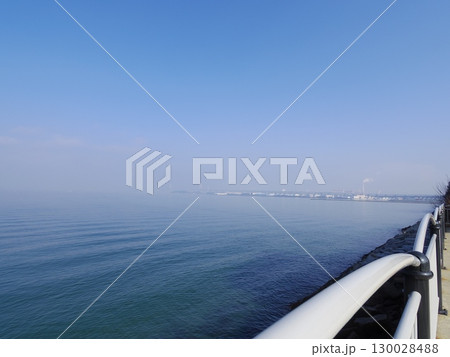 宇多津臨海公園より望む瀬戸内海(香川県綾歌郡宇多津町) 宇多津臨海公園より望む瀬戸内海(香川県綾歌郡宇多津町) 130028488