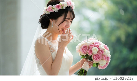 ブーケを手にする花嫁 130029218