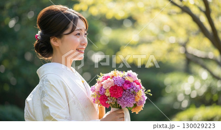 ブーケを手にする花嫁 130029223