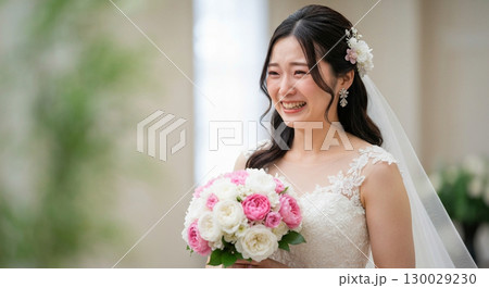 ブーケを手にする花嫁 130029230
