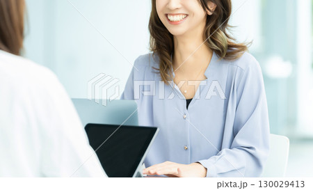 ミーティングをする2人の女性・ビジネスウーマン 130029413