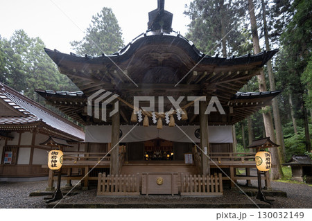森に佇む御岩神社の拝殿 森に佇む御岩神社の拝殿 130032149