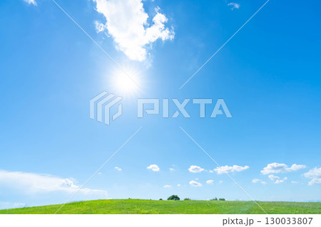 青空と雲と太陽と草原 130033807