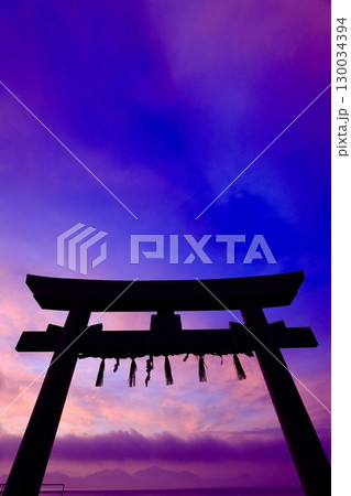 夕暮れの鳥居 130034394