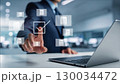 ビジネスマンがチェックボックスをタッチ、タッチパネルを指でタッチするポーズ 130034472
